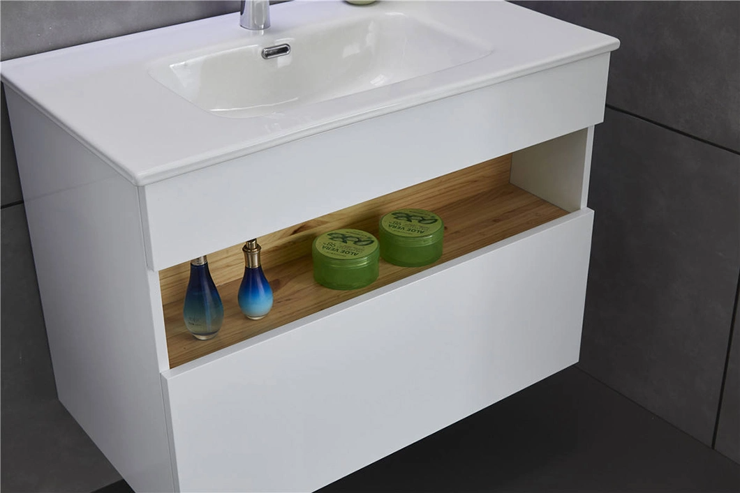 Moderný špičkový vlastný minimalistický štýl dubový lesklý vrch s funkciou odhmlievania Zrkadlová skrinka Kúpeľňová skrinka