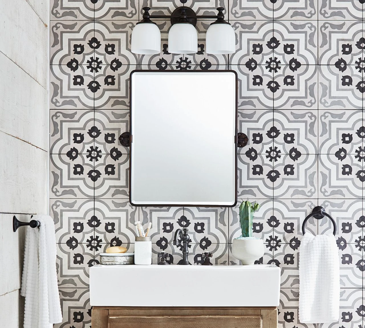 Elegantná hotelová nástenná dekorácia Moderné luxusné toaletné zrkadlo Zrkadlo do kúpeľne na mieru